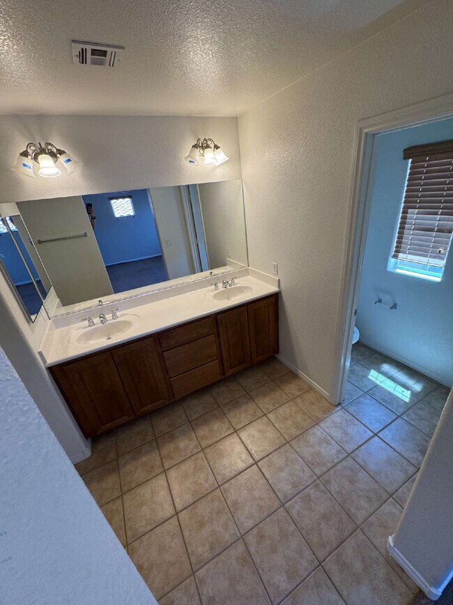 Building Photo - 3 Bed 3.5 Bath Summerlin
