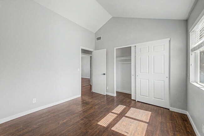 Building Photo - 1006 S Tiago Dr