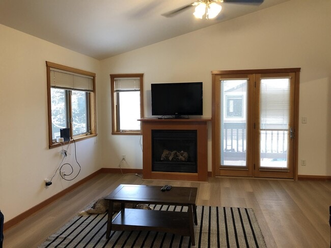 Building Photo - 315 Pine Dr