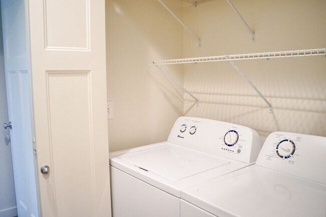 Building Photo - Contemporary Top-Floor Corner 2 Bedroom w/...