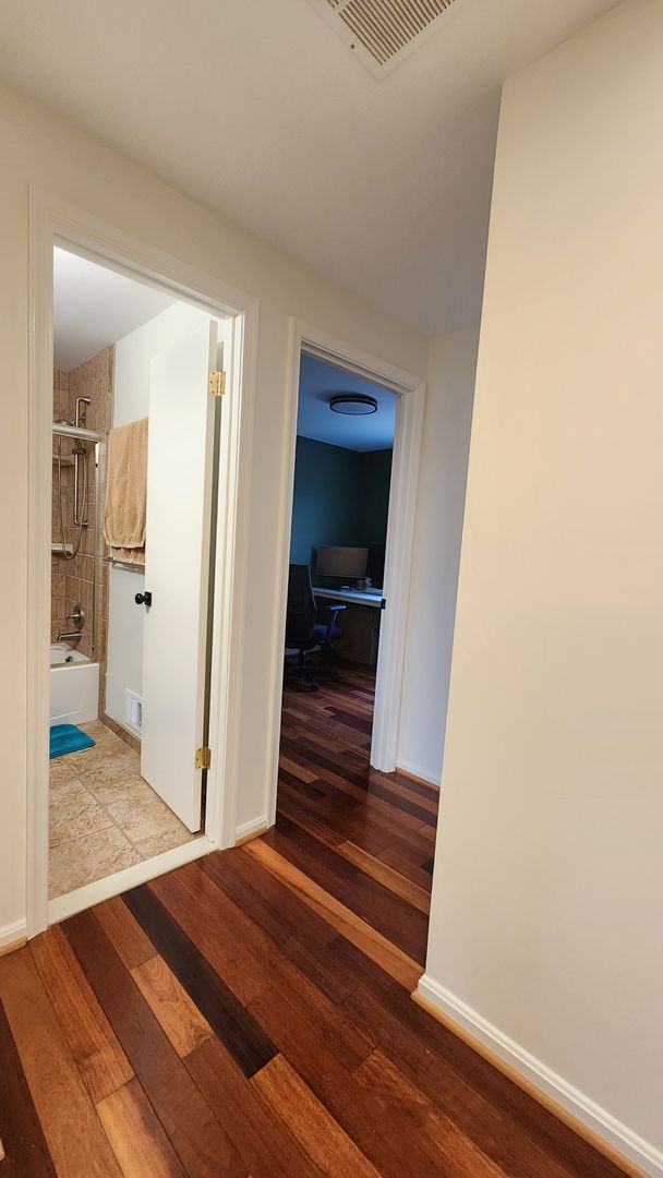 Building Photo - Beautifully Remodeled  End-Unit Townhome