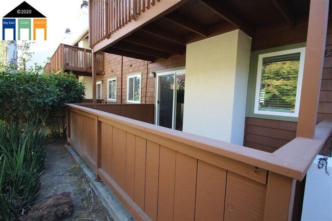 Building Photo - $2990 Stunning Remodeled 2BR/2BA Condo in ...