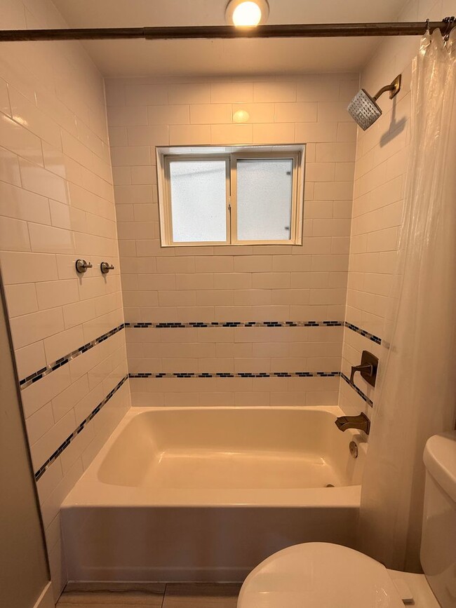 Building Photo - Spacious Twin Lakes Gem!!!