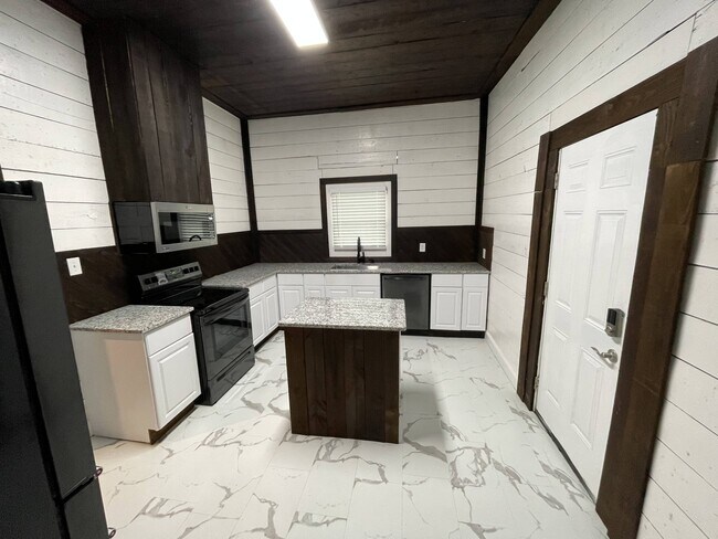 Building Photo - 112 Yates St