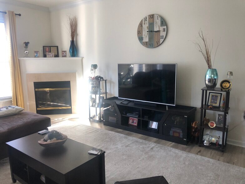 Living Area - 3810 Lightfoot St