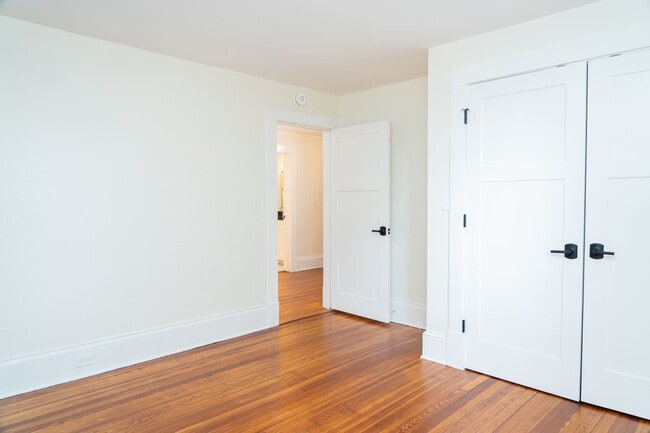 Building Photo - Large 4 Bedroom Home On Oakhurst Circle