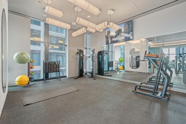 Building Photo - 610 Davis St