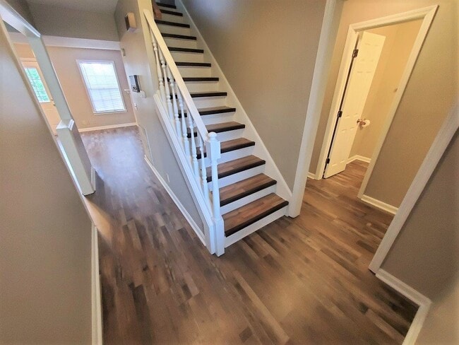 Building Photo - Spacious 3BR/2.5BA Townhouse in The Maples...