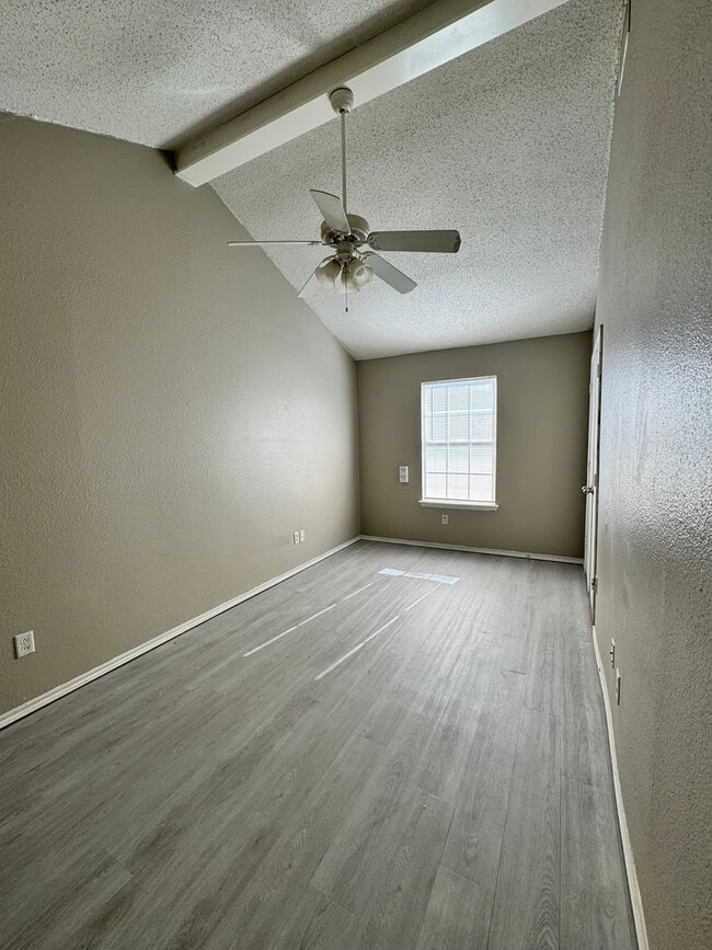 Building Photo - 4 Bedrooms at an Amazing Price! Remodeled 4 bedroom! Move In Special!