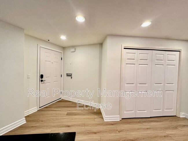 Building Photo - 9039 NE Juanita Dr