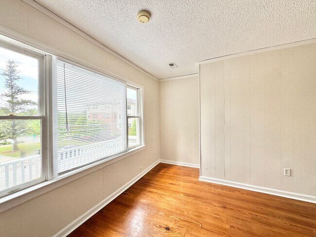 Building Photo - Adorable 2 Bedroom - Upstairs Unit Conveni...