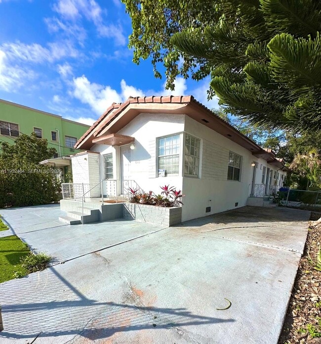 Building Photo - 600 SW 16th Ave