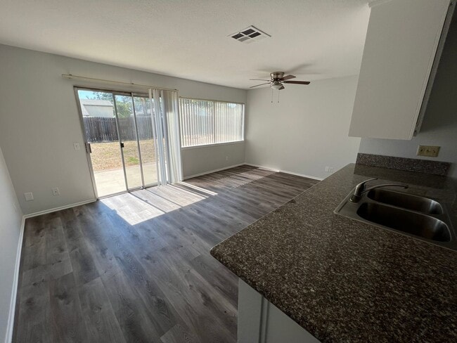 Building Photo - ONTARIO, single family home. Large fenced yard