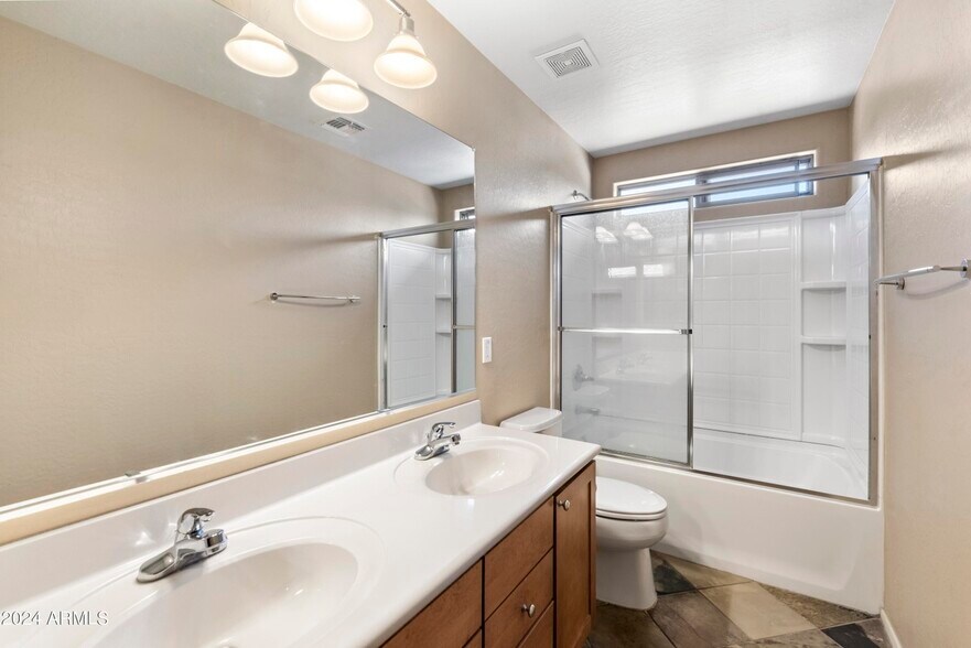 Common full bath 2nd level - 18466 W Westfall Way