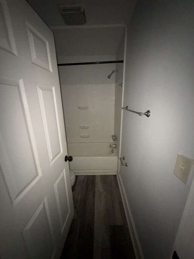 Building Photo - 2 Bedroom 1 Bathroom