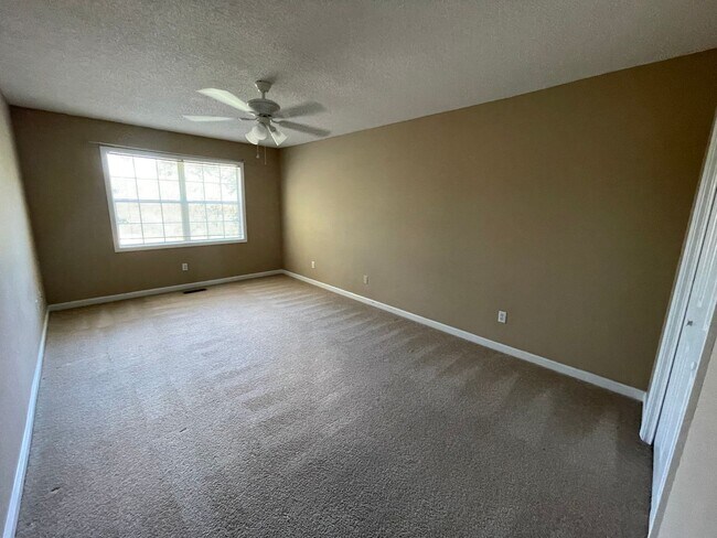 Building Photo - Foxchase Subdivision:  MOVE IN READY!!!!  ...