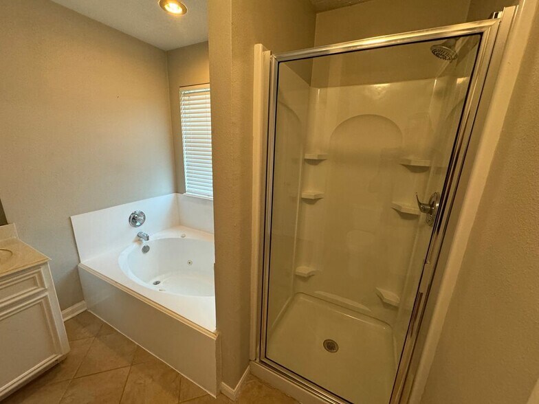 Building Photo - 16602 N Quadrant Ct