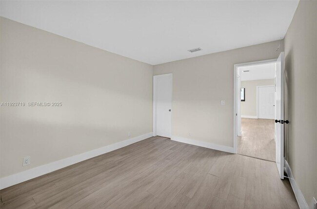 Building Photo - 615 NE 26th St