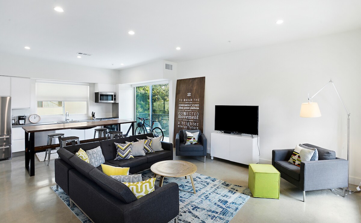 Building Photo - 2496 S CENTINELA Ave