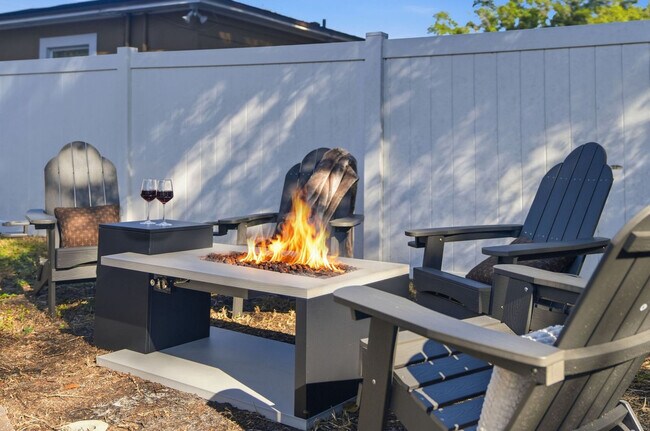 Building Photo - 720 1/2 West Woodlawn Avenue-SI ID1271939P