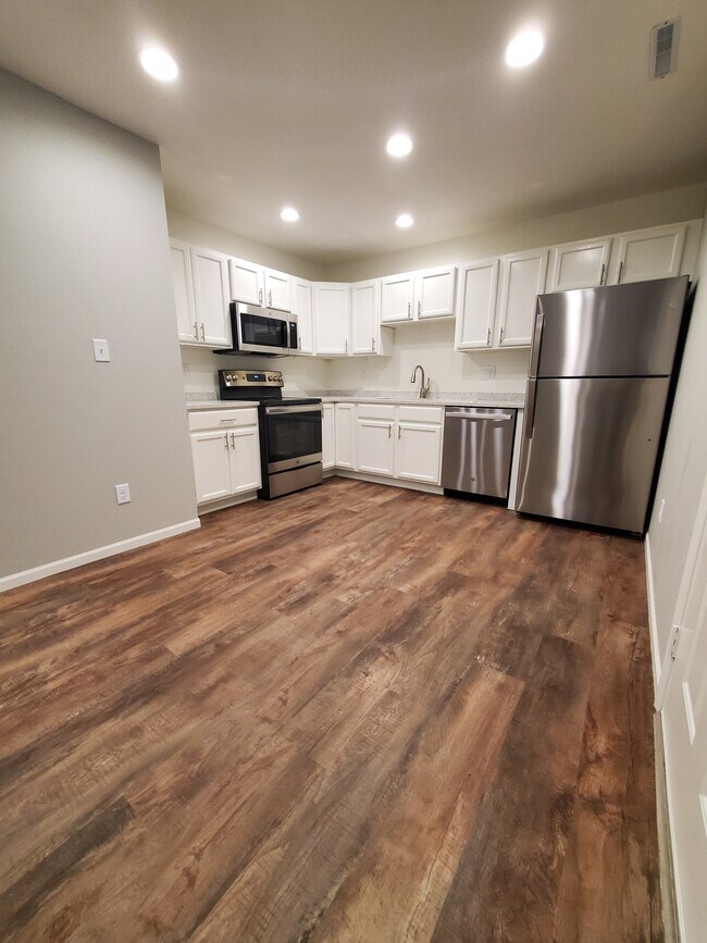 Building Photo - 2322 College St