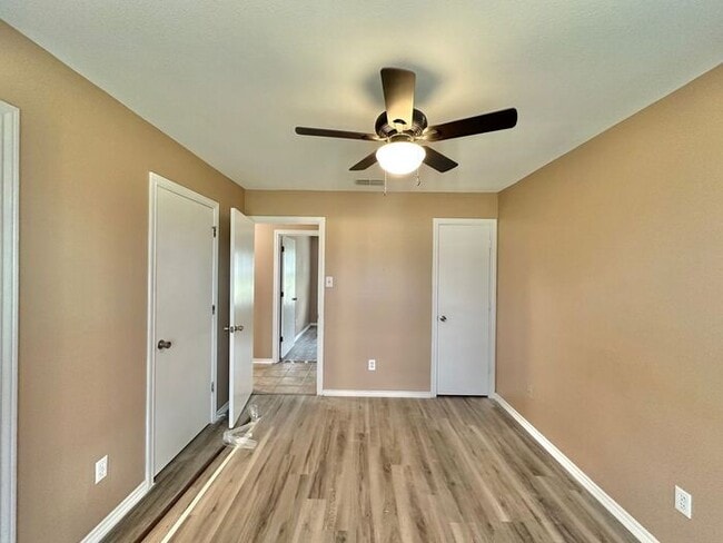 Building Photo - Available Now! Newly Updated 3/2 in Flint!