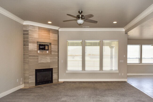 Building Photo - Spacious 3-bedroom 2 bath in the Golfing C...