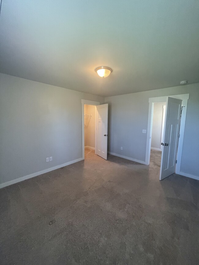 Building Photo - 3037 Commonwealth Dr