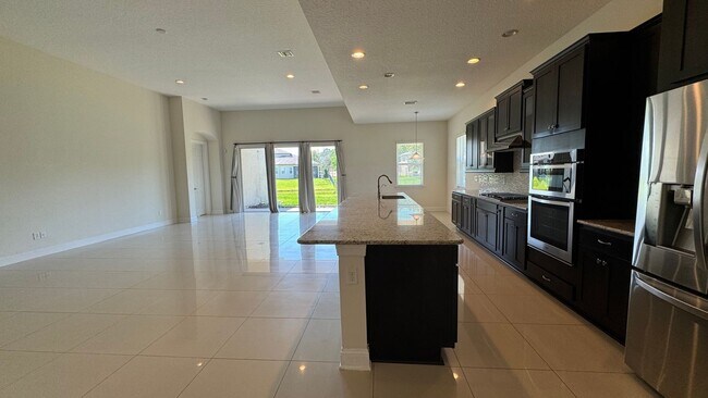 Building Photo - Beautiful 4B/3B with Bonus Office Space Fo...