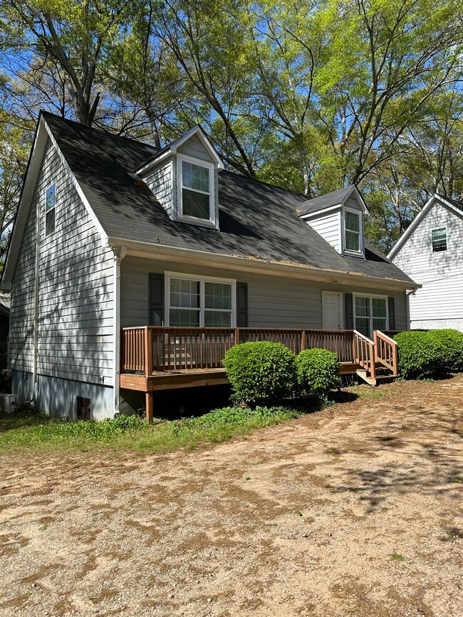 Building Photo - 4 Bedroom, 3 Bath home close to UGA & the ...