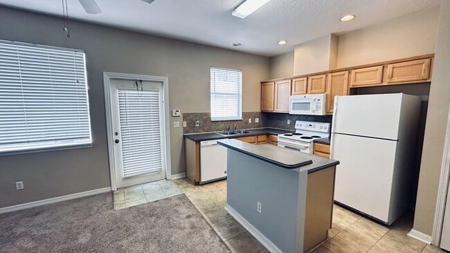 Building Photo - Elegant 2 Master Suite Townhome with Disne...