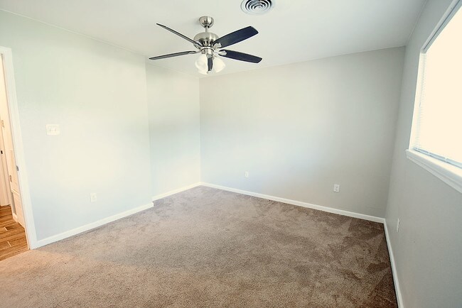 Building Photo - 401 W Brookside Dr