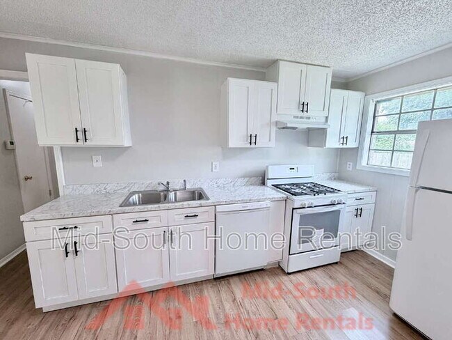 Building Photo - 4011 Double Tree St