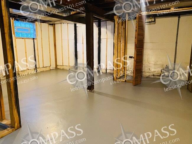 Building Photo - 711 Knapp St NE