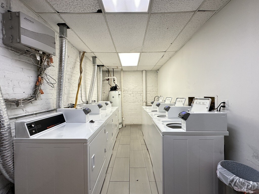 Building Photo - 909 W Dakin St