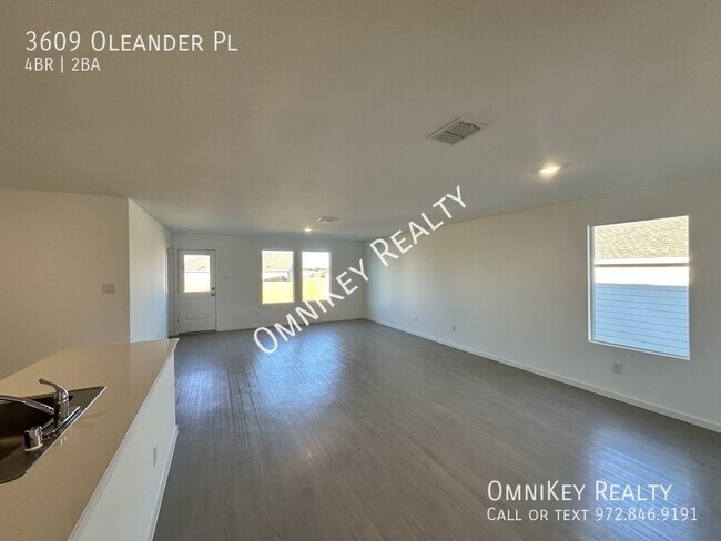 Building Photo - 3609 Oleander Pl