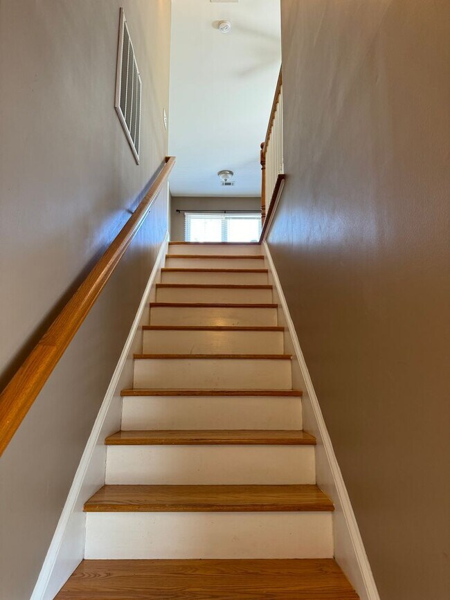 Building Photo - Price & Location!