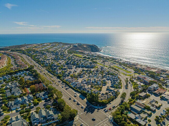 Building Photo - Remodeled 2 Bed, 2 Bath Condo with Ocean V...