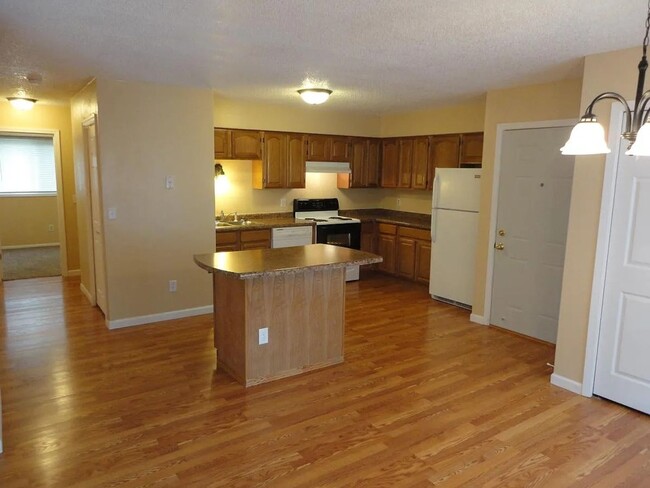 Building Photo - Nice 3 bedroom / 2 bath in Eagan, $1,650