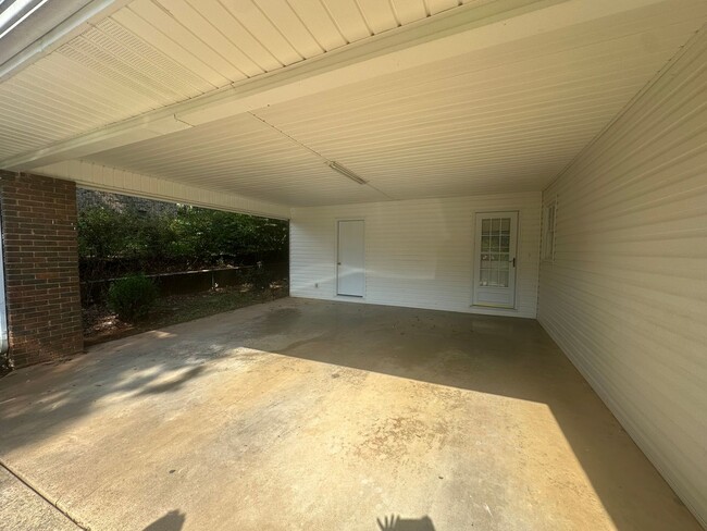 Building Photo - 927 Pinecliff Dr