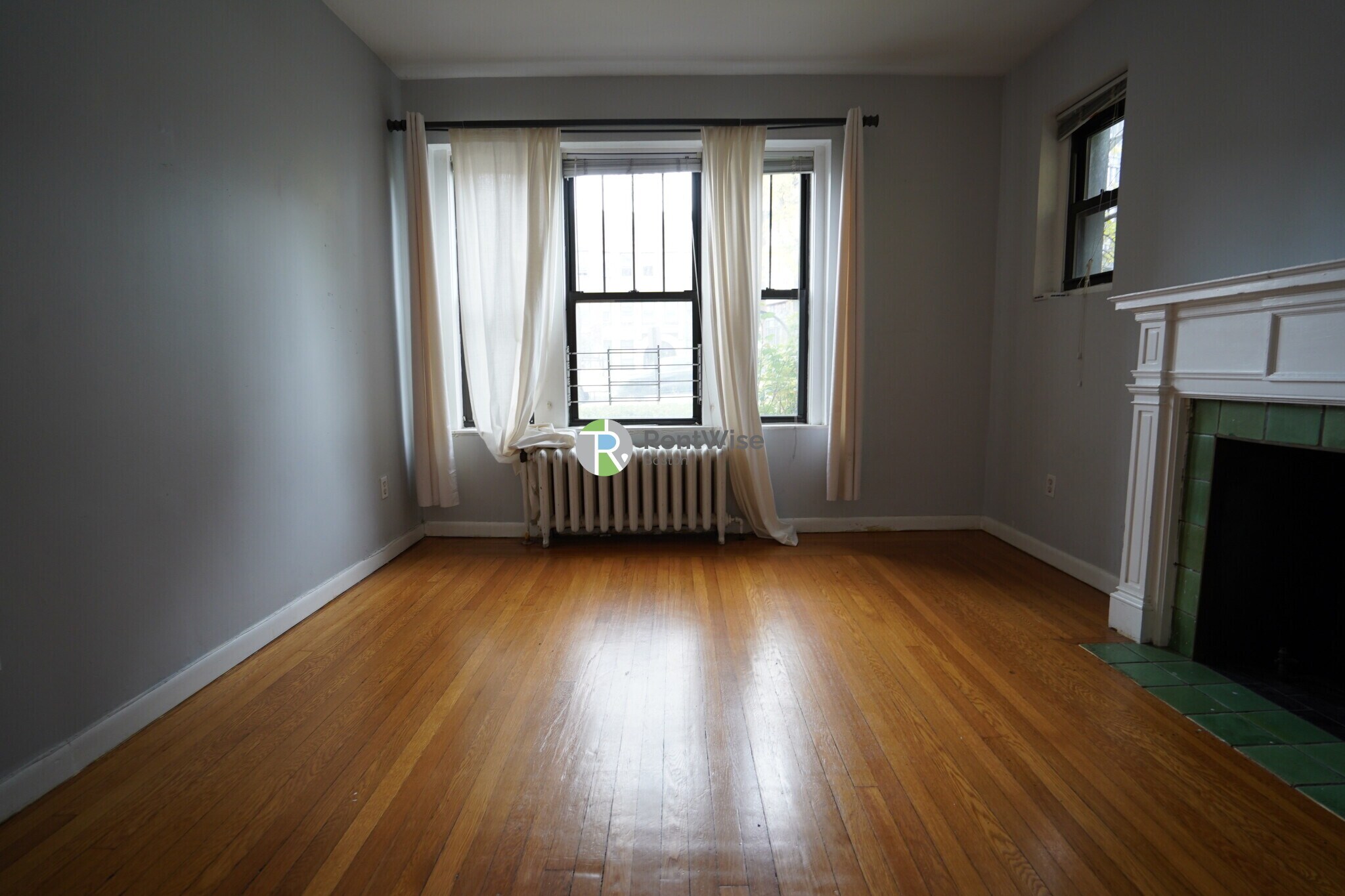 Building Photo - 452 Park Dr