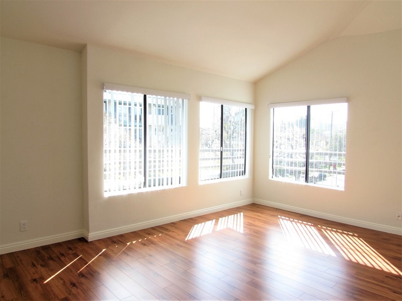 Building Photo - 1141 N Columbus Ave