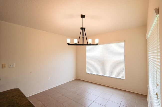 Building Photo - Beautiful 4 Bed 2 Bath 2 car garage in Sou...