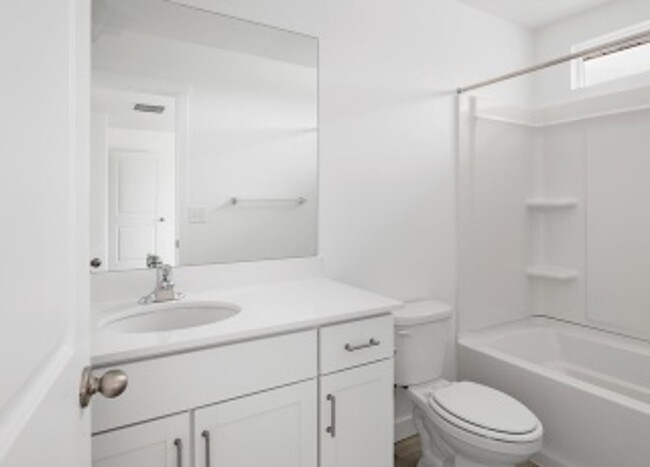 Building Photo - Like New 3 Bd 2.5 Bath Townhome