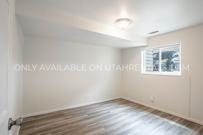 Building Photo - 1651 Hickory Ln