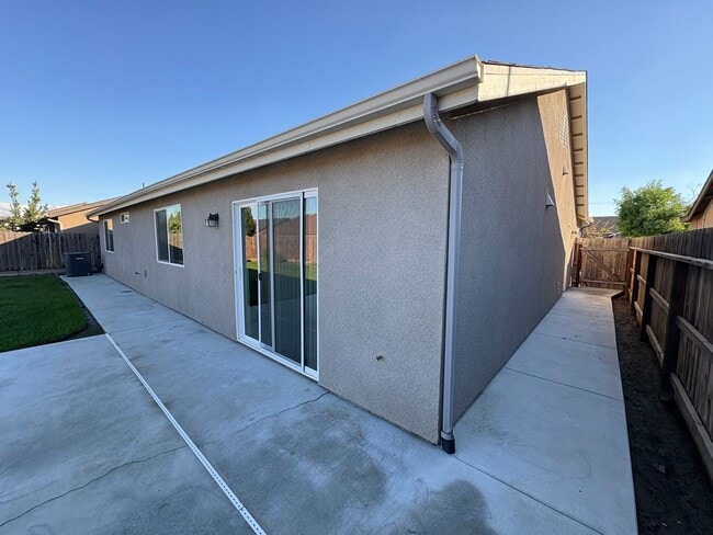 Building Photo - Beautiful Visalia Home Available Now!