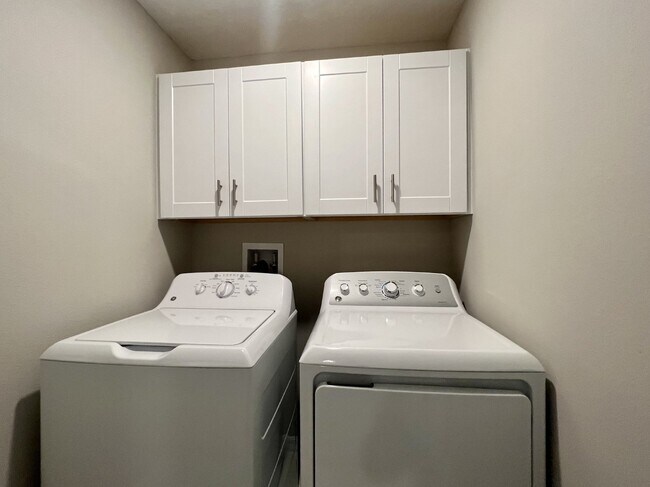 Building Photo - "Charming 3-Bed townhouse in a Gated Community has 2.5 Baths, 1650 Sq Ft  – New Flooring and New ...