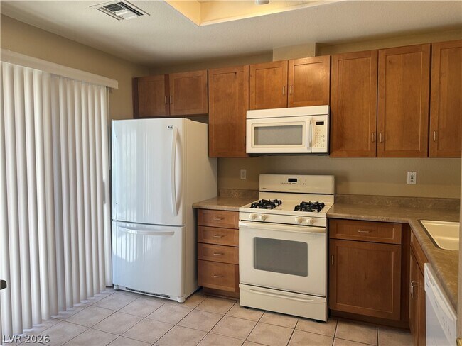 Building Photo - 2425 Showcase Dr