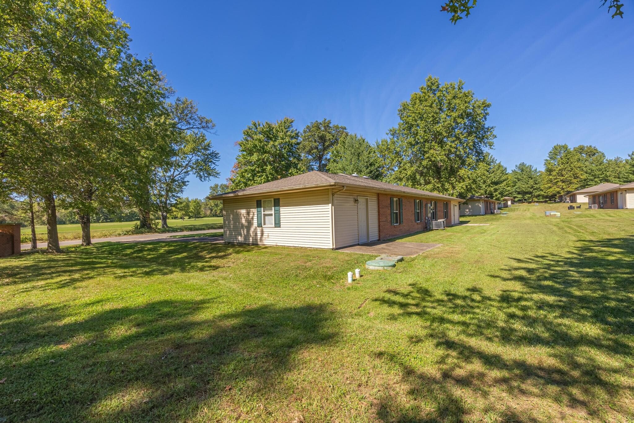 Building Photo - 10854 Country Club Rd
