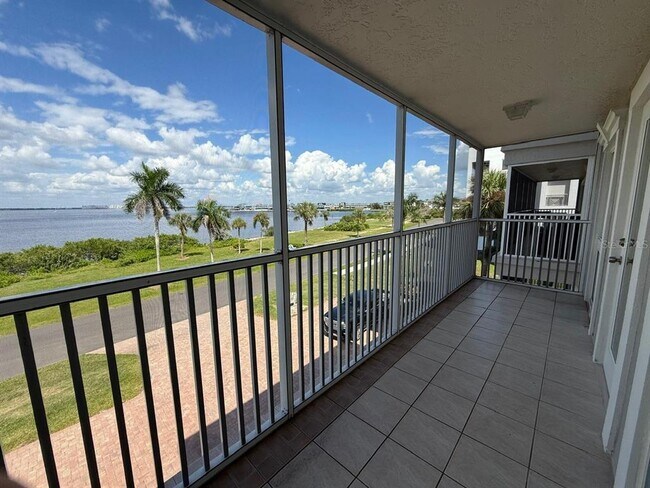 Building Photo - 1477 Park Beach Cir